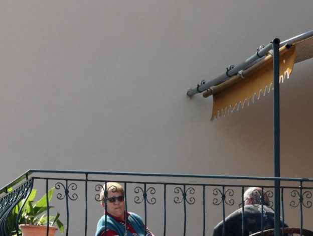 KORONAVIRUSI/ Të mbyllur nëpër shtëpi prej gati 3 javësh, qytetarët shijojnë diellin pranveror në ballkone (FOTO)