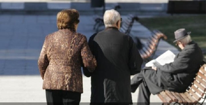 KORONAVIRUSI/ Këta janë numrat ku pensionistët në Tiranë dhe rrethe mund të kërkojnë ndihmë