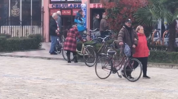NJERËZIT SHPËRFILLIN COVID19/ Dyndje në tregje e sportele, pa masa mbrojtëse