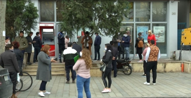 PASOJAT E KORONAVIRUSIT/ Probleme me portalin e-Albania, qytetarët dalin pa lejet