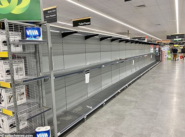 KORONAVIRUSI/ Plas grushti në supermarket për ushqim (FOTO)