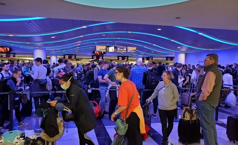KORONAVIRUSI/ Covid-19 shkakton kaos në aeroporte me amerikanët që kthehen nga Europa (FOTO)
