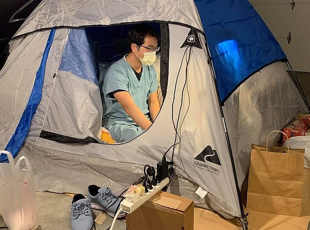KORONAVIRUSI NË SHBA/ Doktori fle në tendë nga frika se mos i transmeton koronavirusin familjes (FOTO)