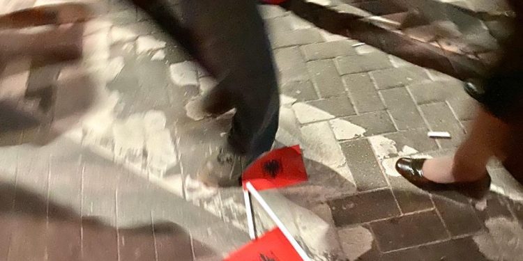 “NUK ZBATOHET POROSIA E METËS”/ Flamuj të hedhur, bidona e plehra… Çfarë la pas mitingu (FOTOT)