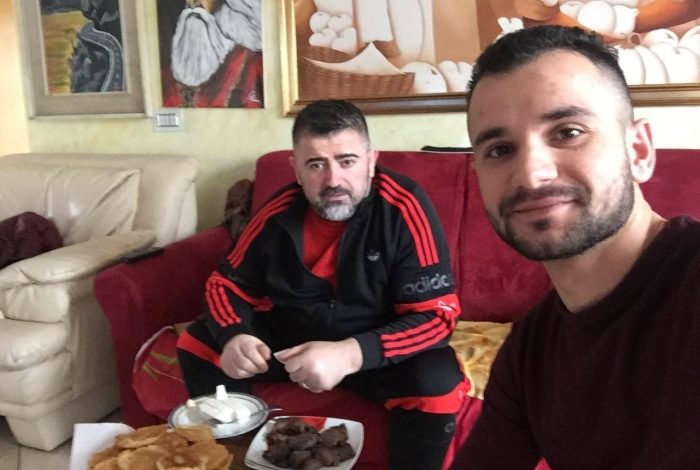 I IZOLUAR NË SHTËPI/ Ish-deputeti “lufton” koronavirusin duke ngrënë qofte me djath: Nuk është shaka…