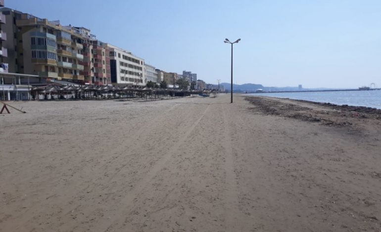 SI ASNJËHERË TJETËR/ Shikoni si duket sot plazhi i Durrësit (FOTOT)