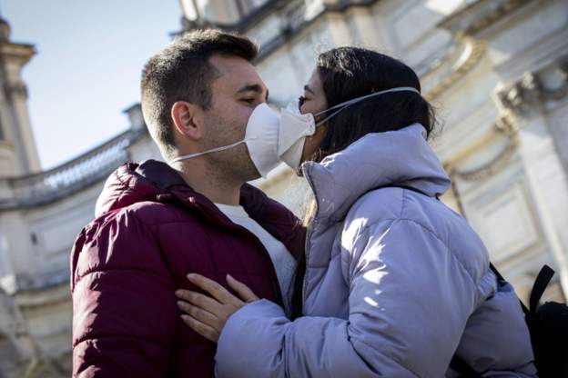 “NGA PUTHJET FAQE MË FAQE TEK LARGËSIA 2 METRA”/ Kush e gjen veten në këto rregulla, ka risk për koronavirus