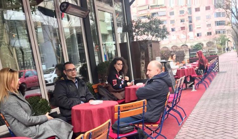 KORONAVIRUSI/ “Armiku ka hyrë në shtëpi, ne e sfidojmë në kafe” (FOTOT)