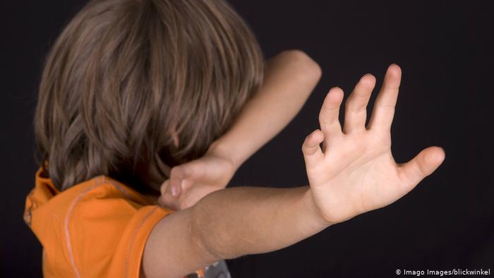 KORONAVIRUSI/ Fëmijët më të prekurit: Kriza e COVID-19 mund të rrisë dhunën në familje