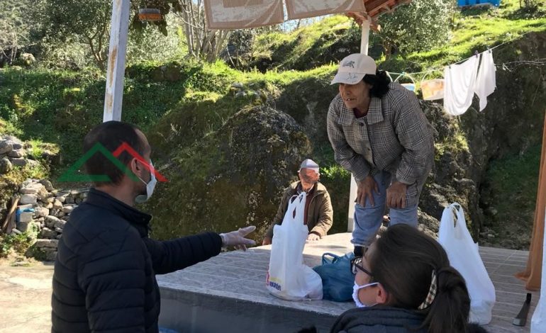 KORONAVIRUSI NË SHQIPËRI/ Bashkia e Delvinës pranë të moshuarëve me ndihma e ushqime (FOTOT)