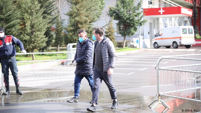 “JA SI T’I SHPËTOHET SKENARIT ITALIAN”/ DW: Shqipëria në javën e shpërthimit masiv të COVID-19, të ndalet me çdo kusht kërdia!