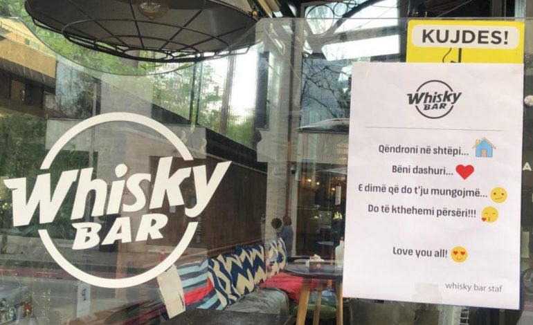 FOTOLAJM/ Njoftimi i lokalit në bllok: Qëndroni në shtëpi, bëni dashuri dhe…