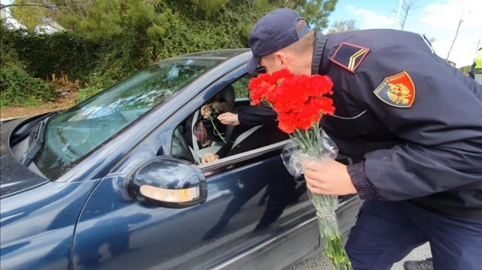 POLICIA NDRYSHE NGA HERËT E TJERA/ Ndalon për të dhuruar lule për gratë e vajzat (VIDEO)