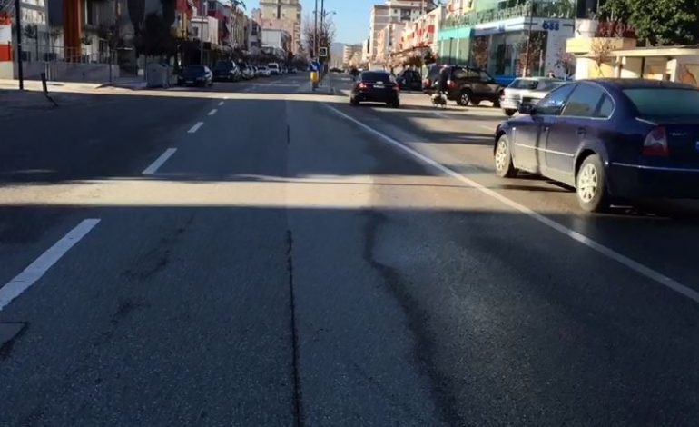 “SHTETRRETHIMI” KUNDËR KORONAVIRUSI/ “Zbraset” Fieri, asnjë në rrugë (FOTO)