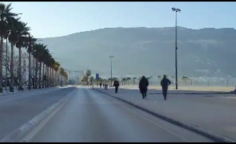 KORONAVIRUSI/ Doli nga shtëpia pas orës 18:00, GJOBITET këmbësori në Vlorë. Pronarët e lokaleve…
