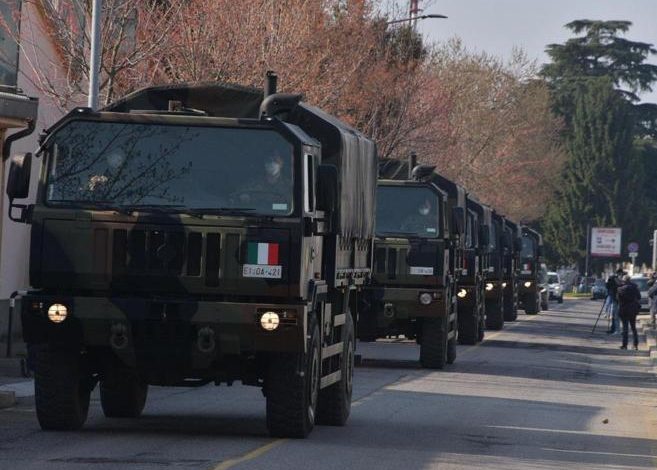 KORONAVIRUSI NË ITALI/ Ushtria përsëri në varrezat e Bergamos, 74 arkivole të tjerë përcillen jashtë qytetit