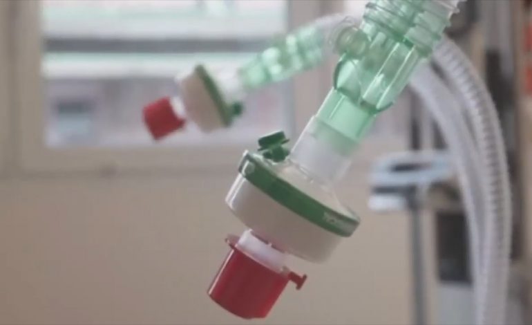 KORONAVIRUSI/ Dy reanimatorë italianë krijojnë dopio ventilatorin që i jep jetë dy pacientëve njëherazi