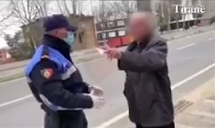 “I LUTET PENSIONISTËVE MOS TË DALIN…”/ Rama publikon videon: Nga Policia tek operacioni humanitar janë në dispozicion të tyre