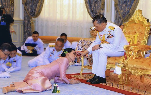 KORONAVIRUSI/ Mbreti i Tajlandës izolohet në hotelin super luksoz me 20 femrat e haremit të tij (FOTO)