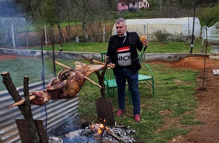 PASI HOQI DYSHIMET SE ISHTE INFEKTUAR/ Kujtim Gjuzi pjek qingj në hell me…