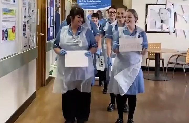 KORONAVIRUSI/ Infermieret në Angli kërcejnë mes spitalit dhe japin një mesazh të rëndësishëm (VIDEO)