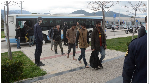 U PREMTUAN KALIMIN E KUFIRIT DREJT VENDEVE TË BE-SË/ Policia e Korçës arreston dy të rinjtë duke transportuar 6 klandestinë