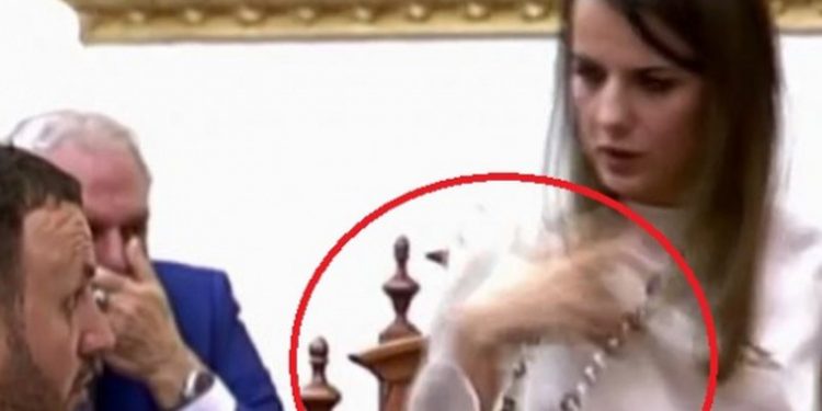 INCIDENTI QË NUK U PA NË KUVEND/ Rudina Hajdari pengohet nga rruazat dhe…