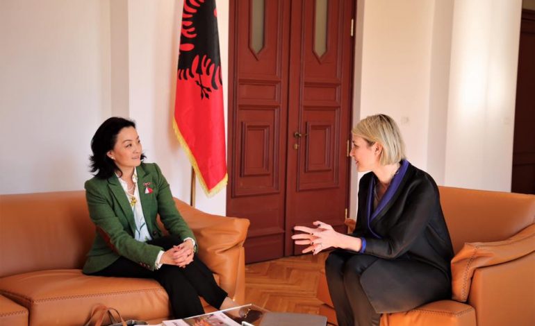 “DO TË QËNDROJMË NË KRAH TË SHQIPËRISË”/ Ambasadorja e SHBA: 800 mijë dollarë për riparimin e dëmeve nga tërmeti të objekteve kulturore