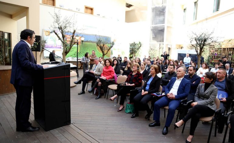 MINISTIA E BUJQËSIË DHE USAID MBËSHTESIN FUQIZIMIN E…/ Çuçi: Nga viti në vit është rritur numri i grave aplikuese dhe fituese të granteve në bujqësi (FOTO)