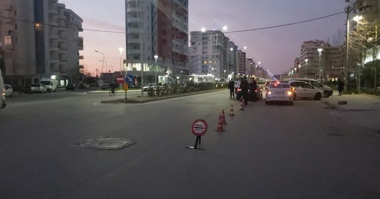 KORONAVIRUSI/ Vlonjatët pinë kafen e mëngjesit në shtëpi, mbyllen lokalet (FOTO)