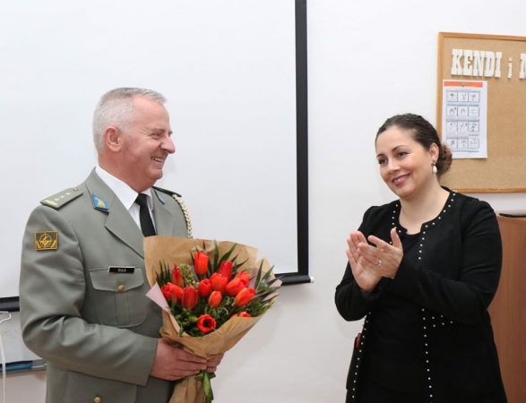 NDËR MË TË VJETRIT NË KOMANDËN E DOKTRINËS DHE STËRVITJES/ Ja si e surprizoi ministrja Xhaçka pedagogun për 7 Mars (VIDEO)