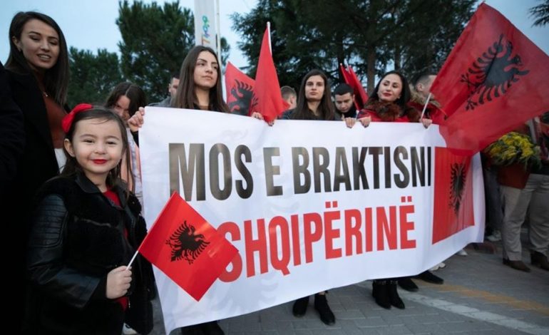ILIR META URON 8 MARSIN/ Qytetari i bën komentin epik: Mos vidhni o të pangopur (FOTO)