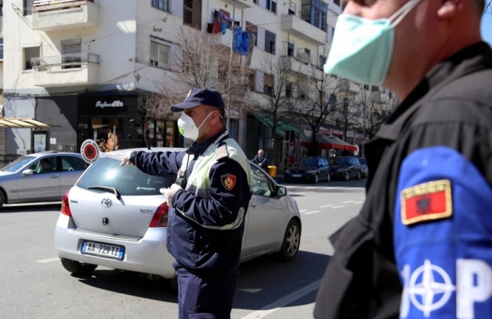 KORONAVIRUSI/ Masa të ashpra për thyerjen e karantinës. Policia gjobit këmbësorë, shoferë dhe biznesmenë