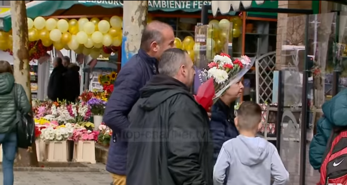 “GRUAJA ËSHTË QENDRA E GJITHÇKAJE”/ 8 marsi në Tiranë, meshkuj me lule në duar për të uruar këtë ditë (VIDEO)