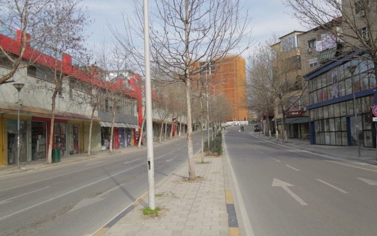 ÇDO GJË MBYLLUR/ Tirana si shkretëtirë, në rrugë veç policia dhe ushtria
