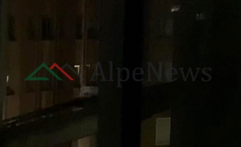 DUARTROKITJET PËR BLUZAT E BARDHA/ Edhe Londra “kopjon” Napolin e Tiranën (VIDEO)