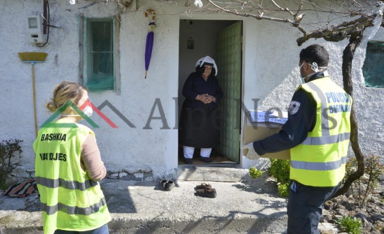 KORONAVIRUSI NË SHQIPËRI/ Shpërndahen PAKO USHQIMORE në Vaun e Dejës. Pensionistët…