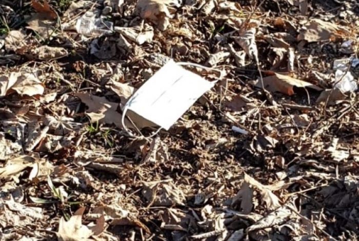 FOTO ALARMANTE/ Njerëzit hedhin maskat e dorezat rrugëve, gazetari bën APELIN e fortë