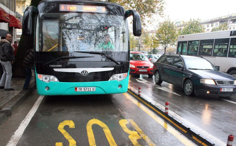 KORONAVIRUSI/ A mund të infektoheni nga shufrat dhe dorezat e autobusëve