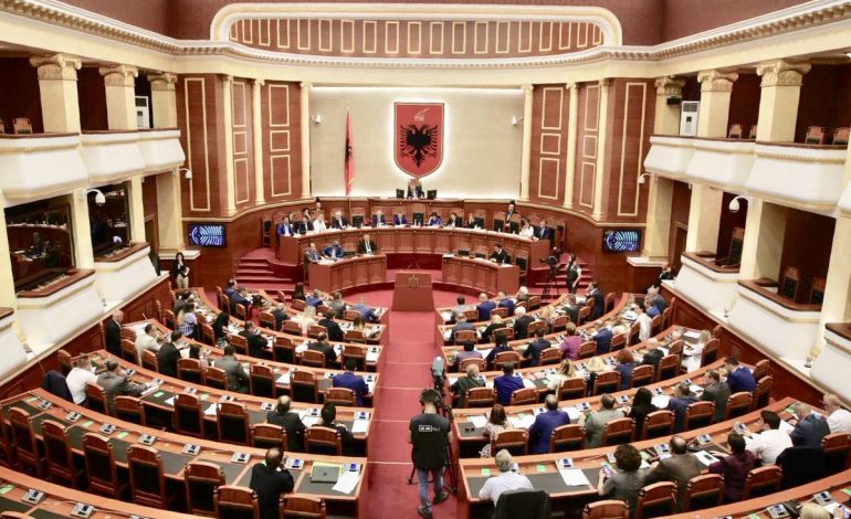PARLAMENTI NIS PUNËN ONLINE/ Komisionet shqyrtojnë aktet normative për COVID-19