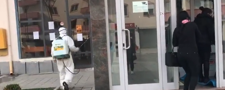 KORONAVIRUSI/ Dezinfektohet Patosi, qyteti ende i paprekur nga epiodemia (VIDEO)