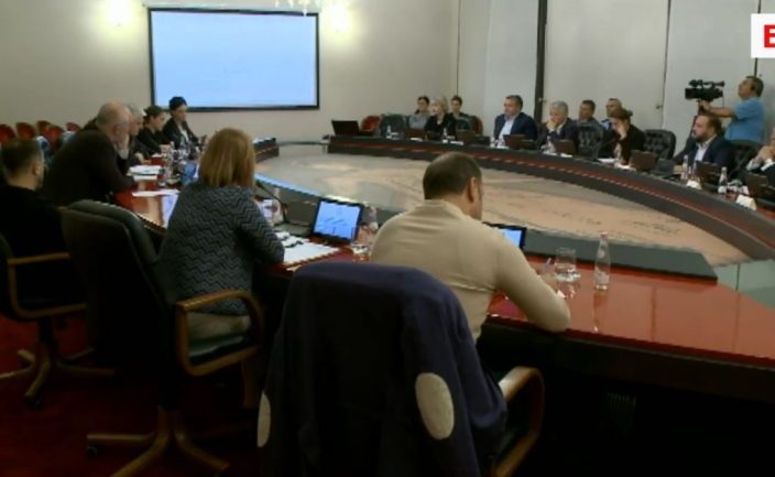 MBLIDHET QEVERIA MBI KORONAVIRUSIN/ Ministria e Shëndetësisë: Vendimi për shtim masash do merret nga ekspertët