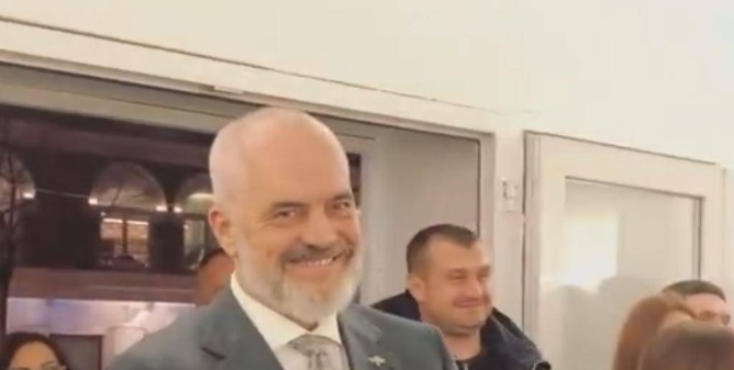 FOTOLAJM / Rama shfaqet me bashkëshorten dhe Rean në ekspozitën e të birit