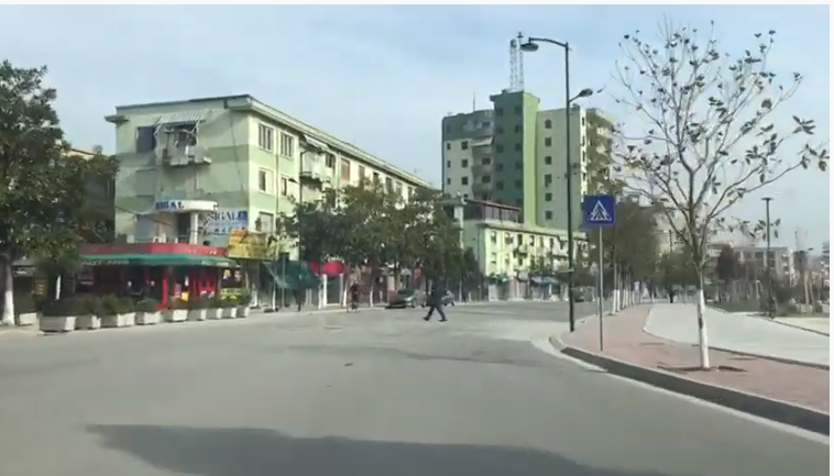 DITA E DYTË E “SHTETRRETHIMIT” PREJ KORONAVIRUSIT/ Fieri “zgjohet” i heshtur, respektohen masat (VIDEO)