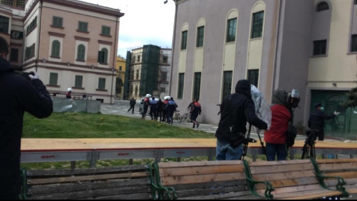 “MBROJNË” TEATRIN POR HYJENË URDHRIN E QEVERISË/ Shoqërohet në polici regjisori Robert Budina dhe arkitekti Merzhani