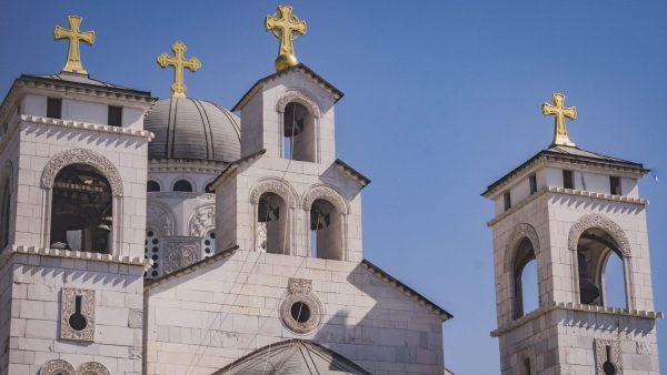KORONAVIRUSI/ Mali i Zi ndalon priftin për shkelje të masave për COVID-19