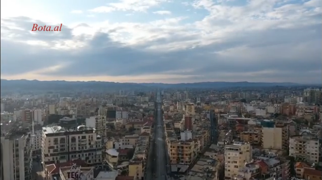 PAMJE ME DRON/ Tirana në karantinë, ja si duken rrugët e kryeqytetit në “shtetrrethim” (VIDEO)