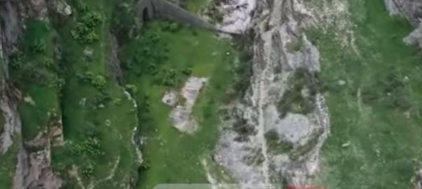 NDODH EDHE KJO/ Dy të rinjtë THEYJNË KARANTINËN në Gjirokastër. Ndiqen në male nga…droni (VIDEO)