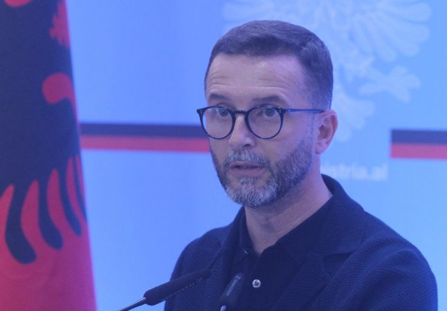 KORONAVIRUSI/ Braçe e nis ditën me një mesazh të fortë për COVID-19: Një qiri për ata që po luftojnë… (FOTO)