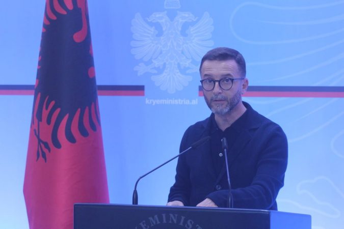 KORONAVIRUSI/ Brace apel shqiptarëve: Mos dilni nga shtëpia, është java më e vështirë e mundshme!